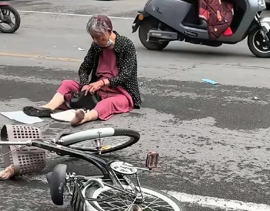 当善意搁浅：一场关于老人摔倒无人扶现象的社会反思在熙熙攘攘的街头，老人摔倒却无