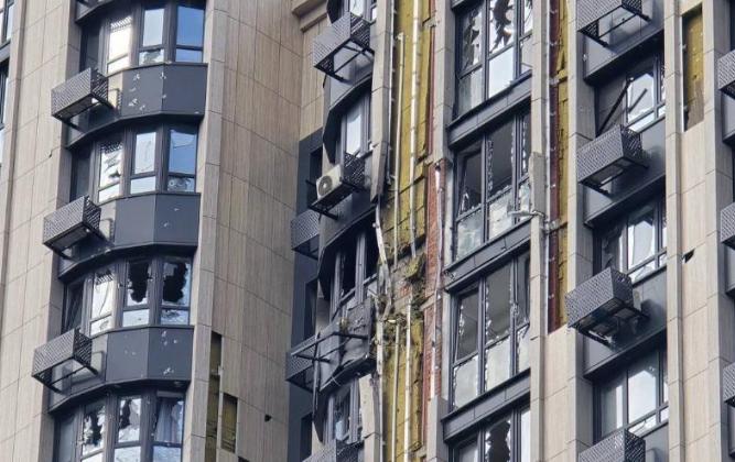 110架无人机夜袭，俄20层楼被点着18层，乌军还要硬顶到底？夜里三点多，顿