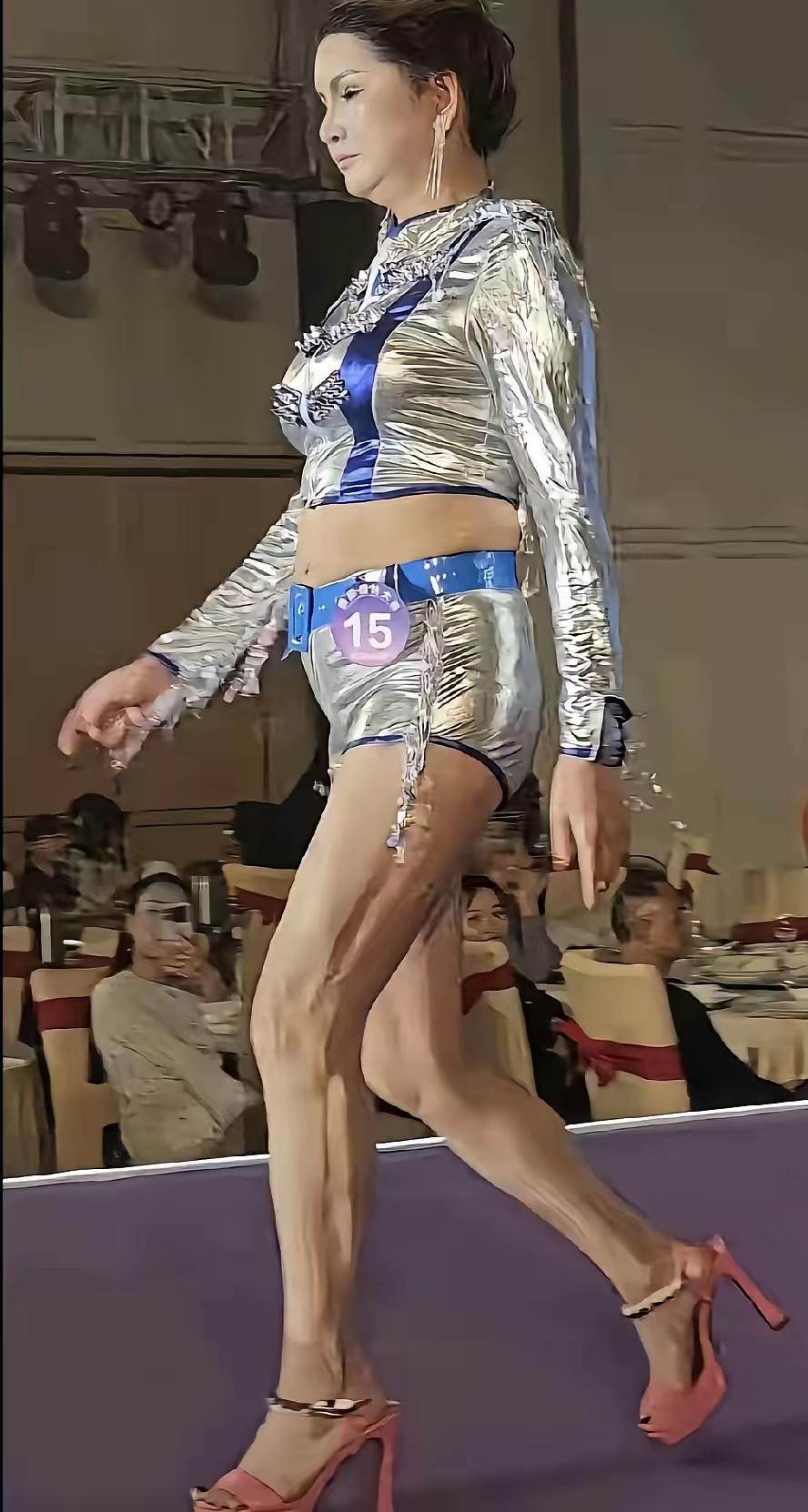 她是广东的选美冠军？消息属实吗？我觉得她更适合当评委冠军。从头到脚不