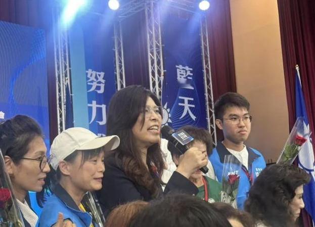 看郑丽文演讲，马英九直接泪目了！郑丽文讲话时，马英九止不住的眼泪。几