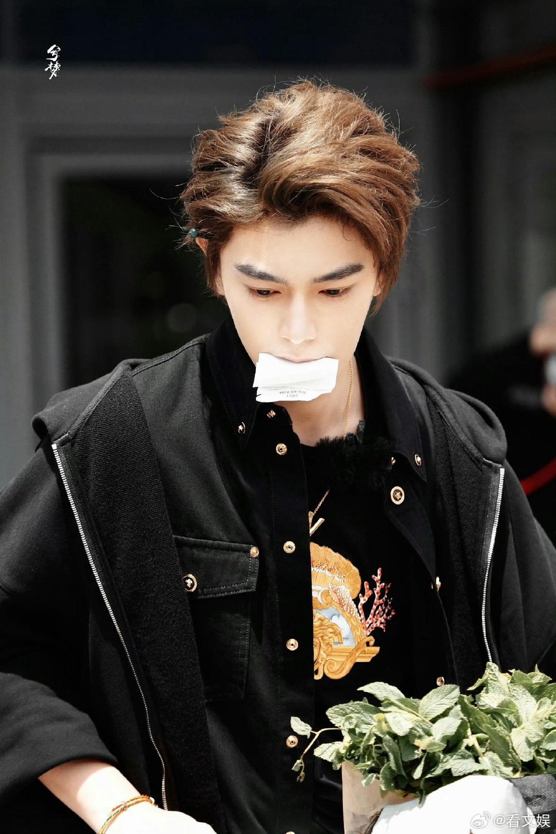 丁禹兮此男好会穿搭丁禹兮好会穿搭不愧是沪上潮男！丁禹兮路透造型百变，从酷拽到