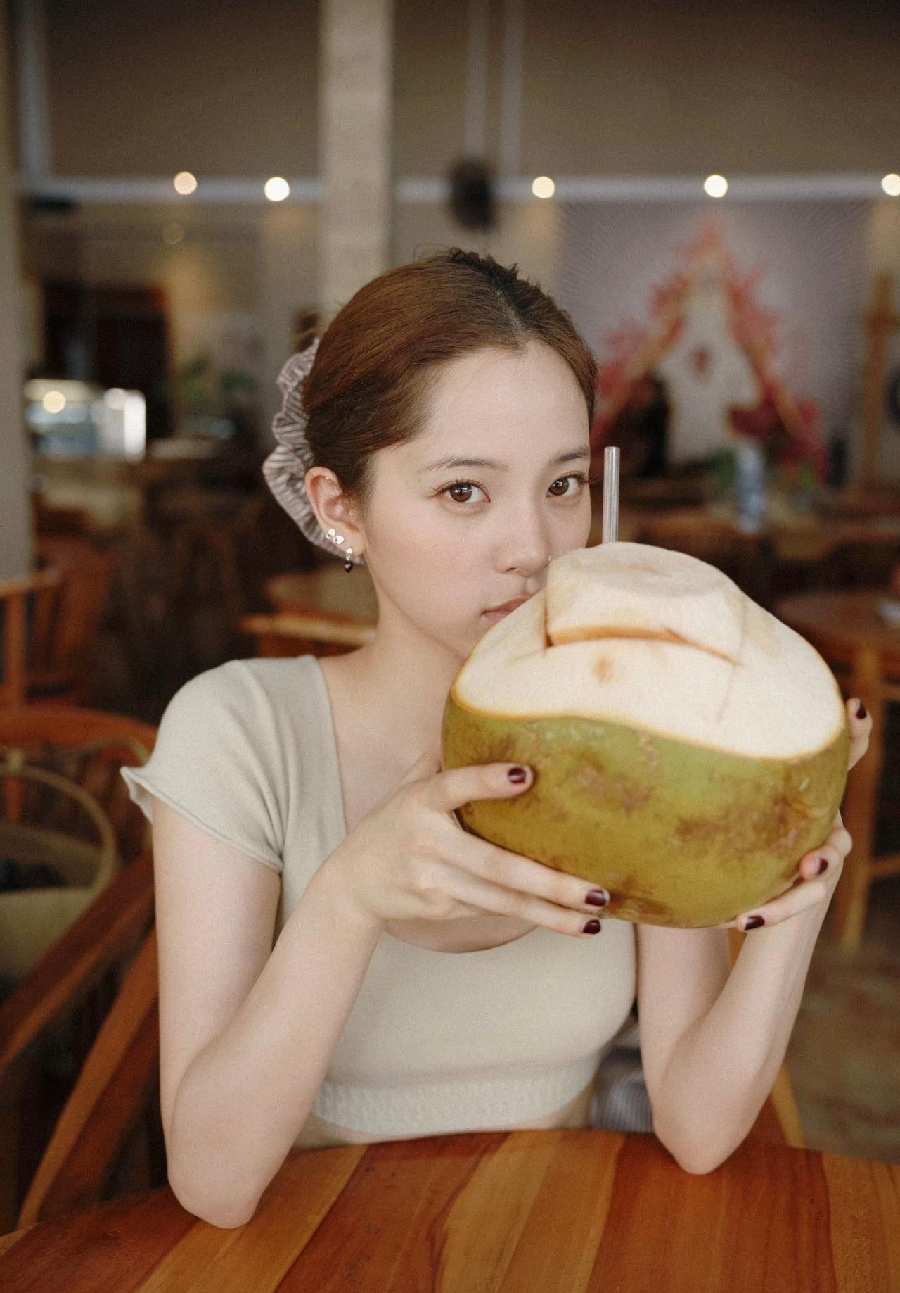 欧阳娜娜写真，面相不错，皮肤很好，多才多艺