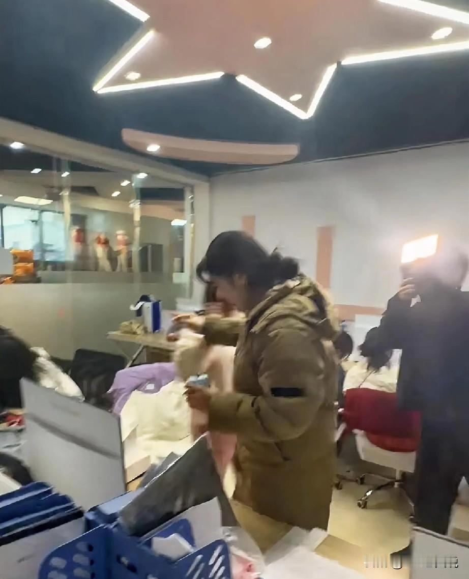 一年前公司通过猎头找过一个行业头部的大牛，当时hr总监，技术副总还有老板都面过后