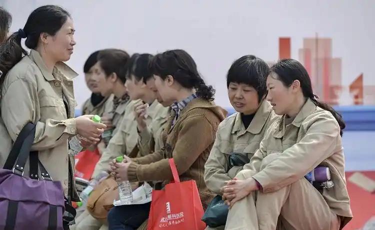 当年8万块买断工龄，有人拿去炒股，三个月腰斩；有人开面馆，半年倒闭。我叔是其中