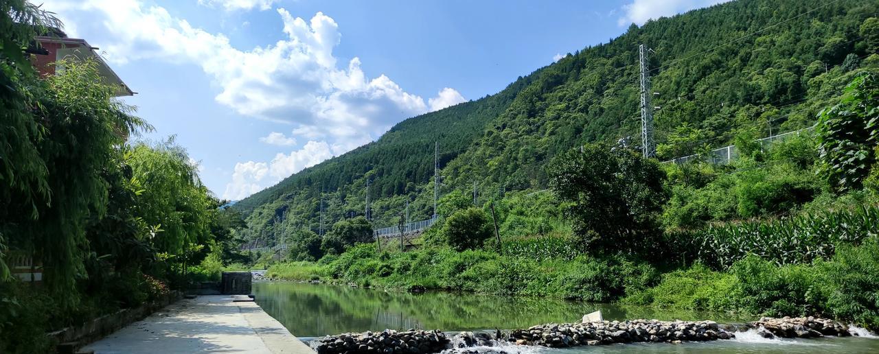这里是贵州桐梓的一个小乡村。这是个避暑的好地方，周边的森林覆盖率很高，来此避暑的