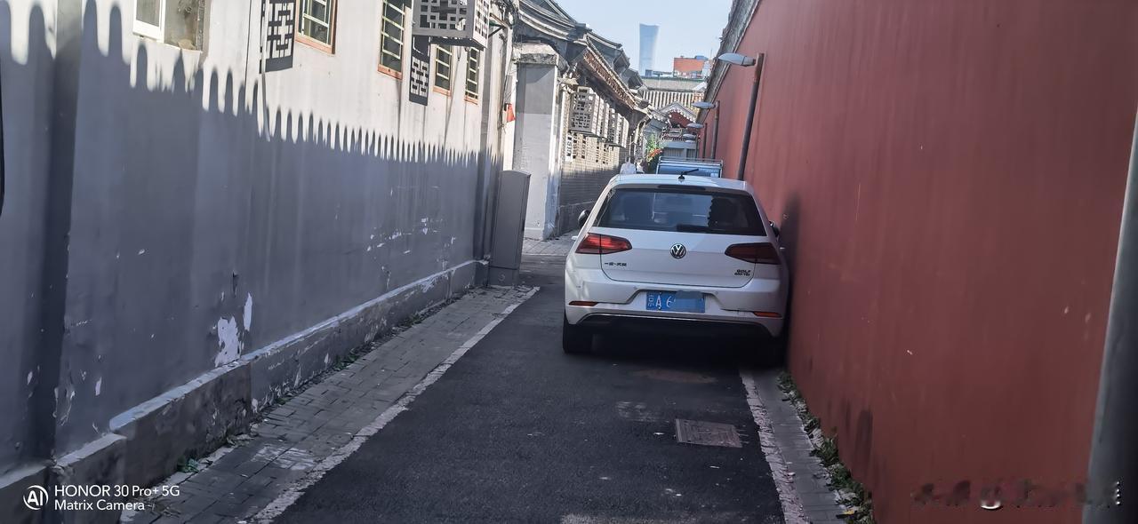 住北京胡同里，钱多钱少先不说，停车技术差一点都不成。位置：南池子大