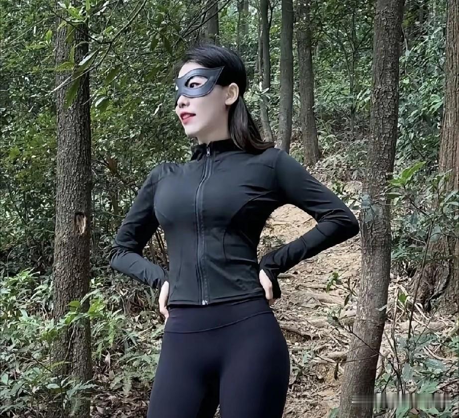 穿成这样，戴着眼罩披头散发的连个背包都免了，这是爬山吗？还是来山上开相亲派对的。