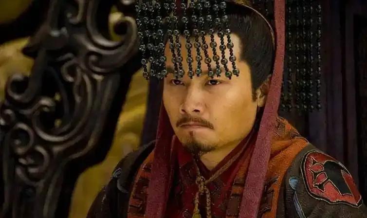 公元221年8月，孙权派使臣向魏国称臣，言辞谦卑，还把原来被囚禁在荆州的魏国降将