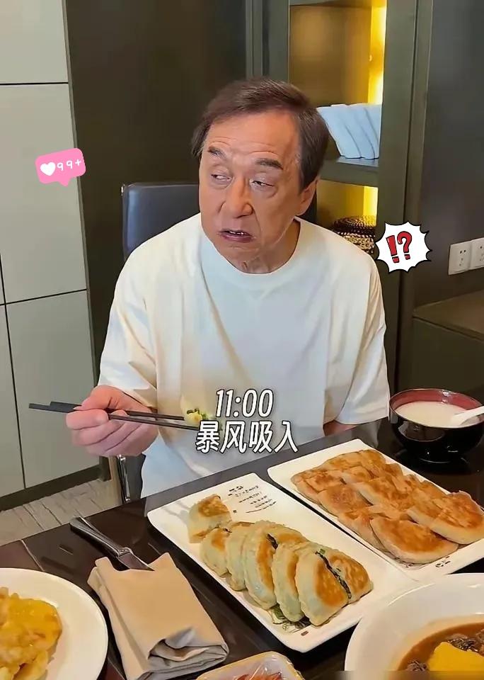 71岁的成龙，一顿饭把半个娱乐圈的养生人设干碎了。桌上就摆着馅饼、菜盒子这些