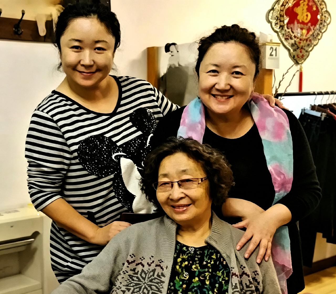 彭玉老师这张老照片，母女仨凑一块儿，赵玲琪、赵珈琪一左一右。一家子全是国家一级演