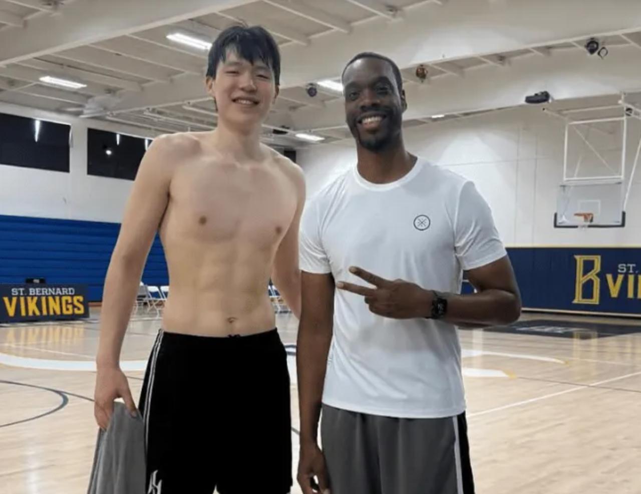 杨瀚森与训练师合影，八块腹肌显而易见！中国男篮新星杨瀚森却选择奔赴洛杉矶，开启