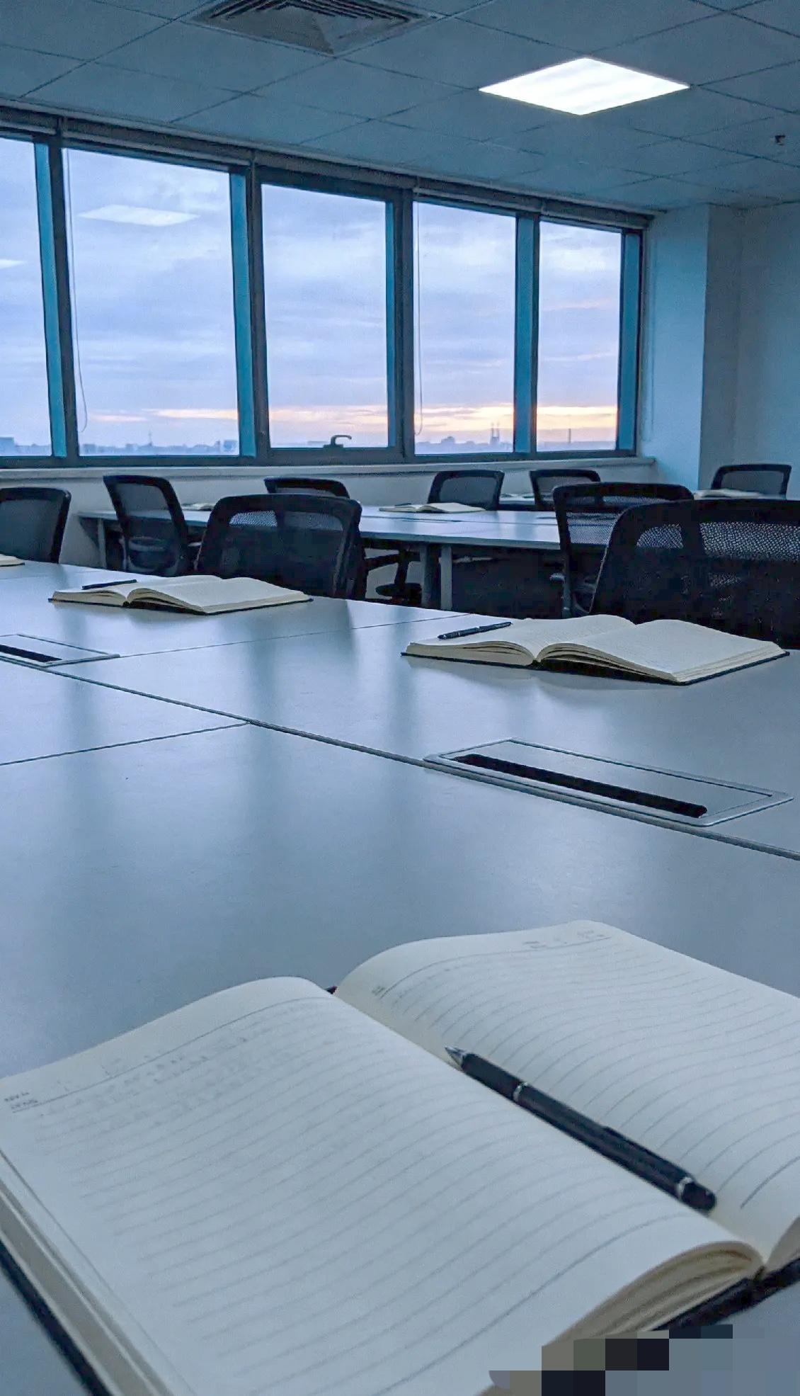 张雪峰走了，全网都在惋惜，可我更在意那350个拿着6万年终奖的员工，他们的未来到