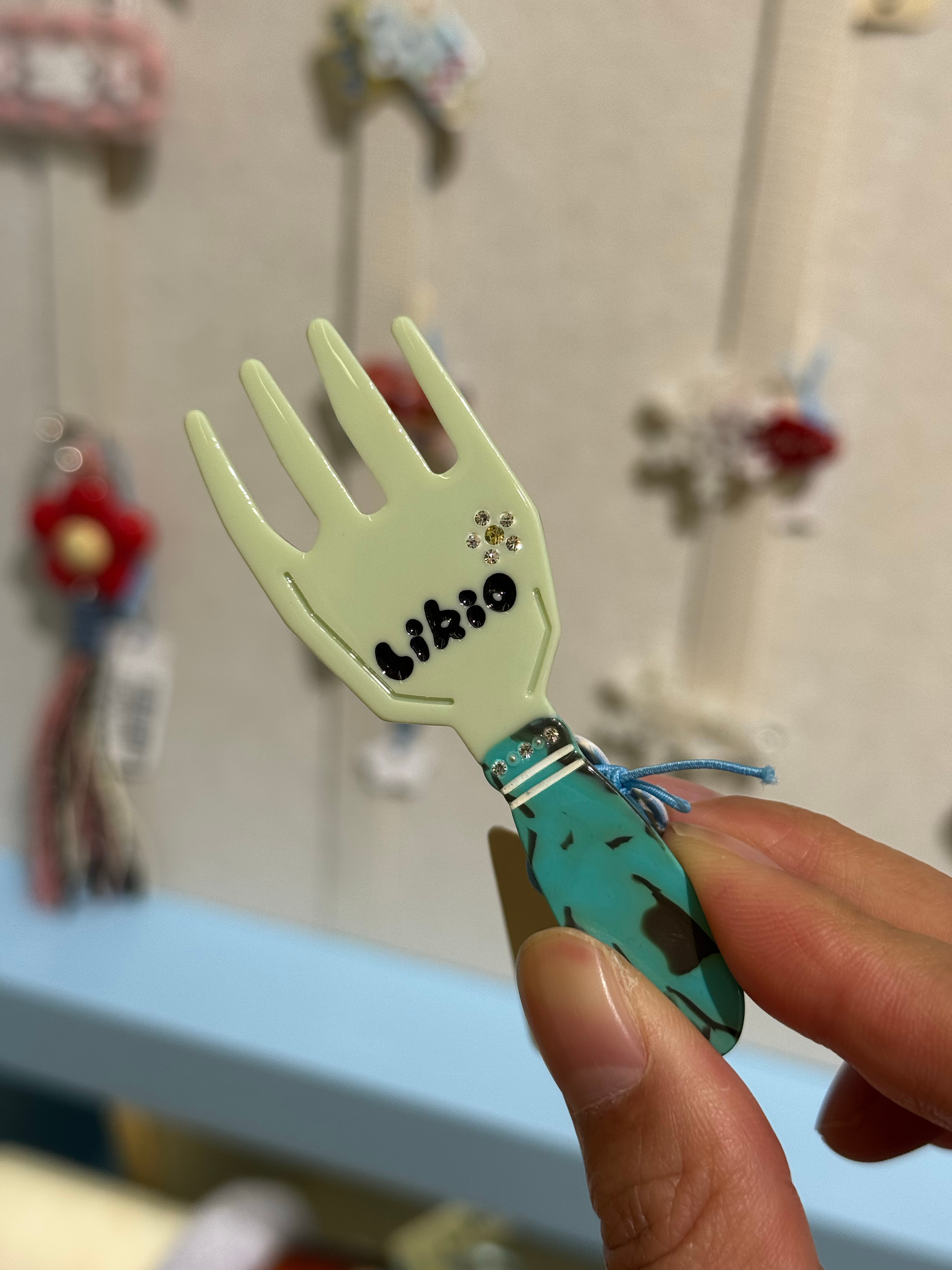 买了个发夹，以后点外卖没碗筷还可以当餐具，我真聪明