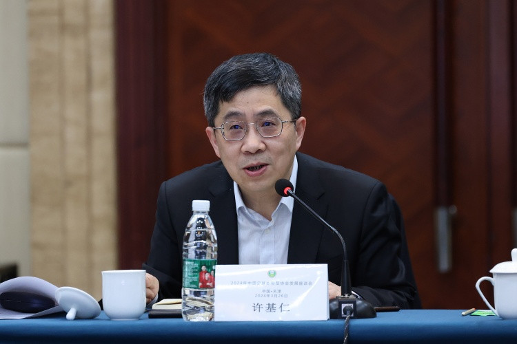 东体: 本土教练的试错空间不在一线队, 而在更广阔的梯队