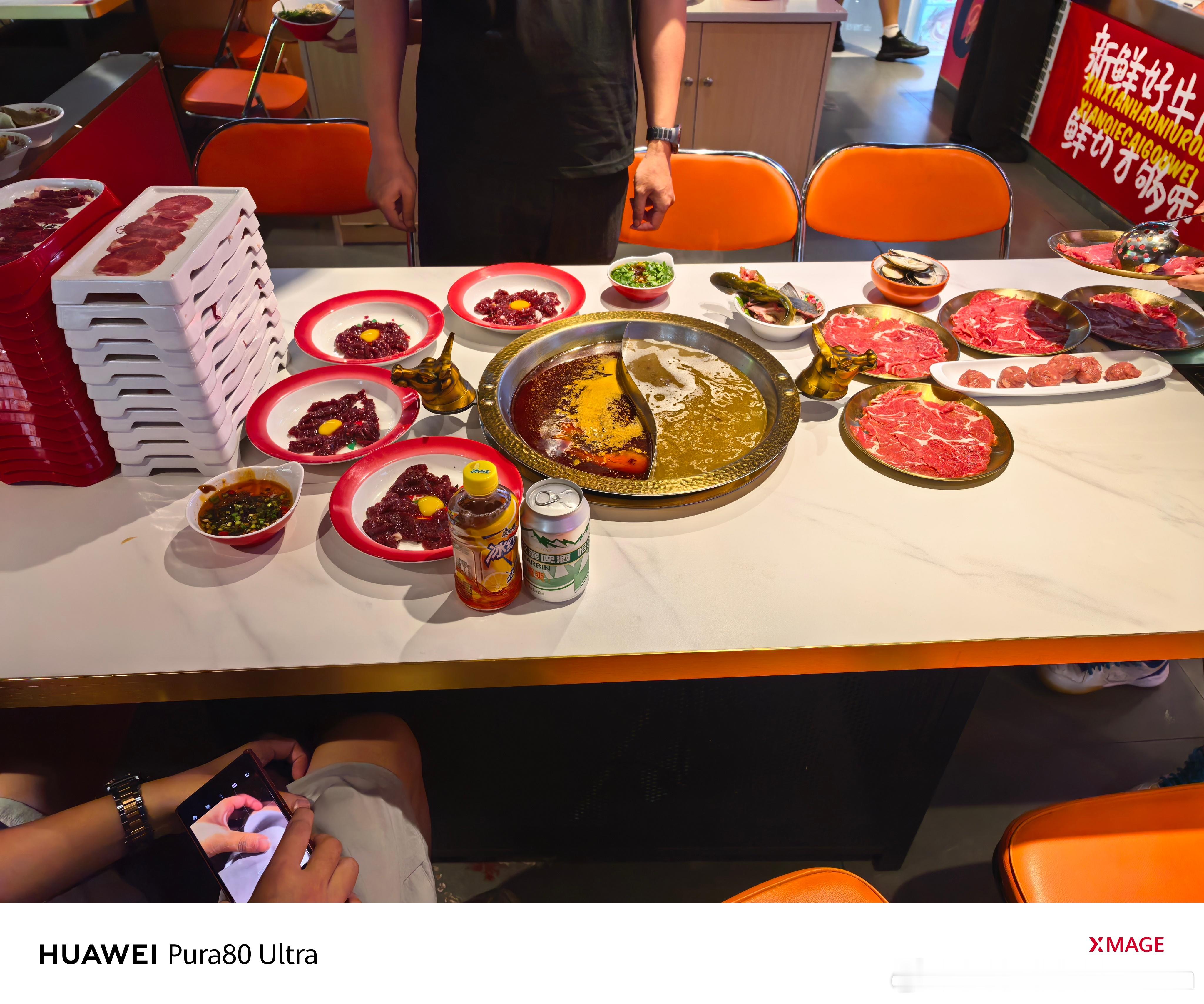 吃火锅随手拍一个照片结果不小心抓到有人在偷偷比心？结果他还不承认…大家觉得他是在