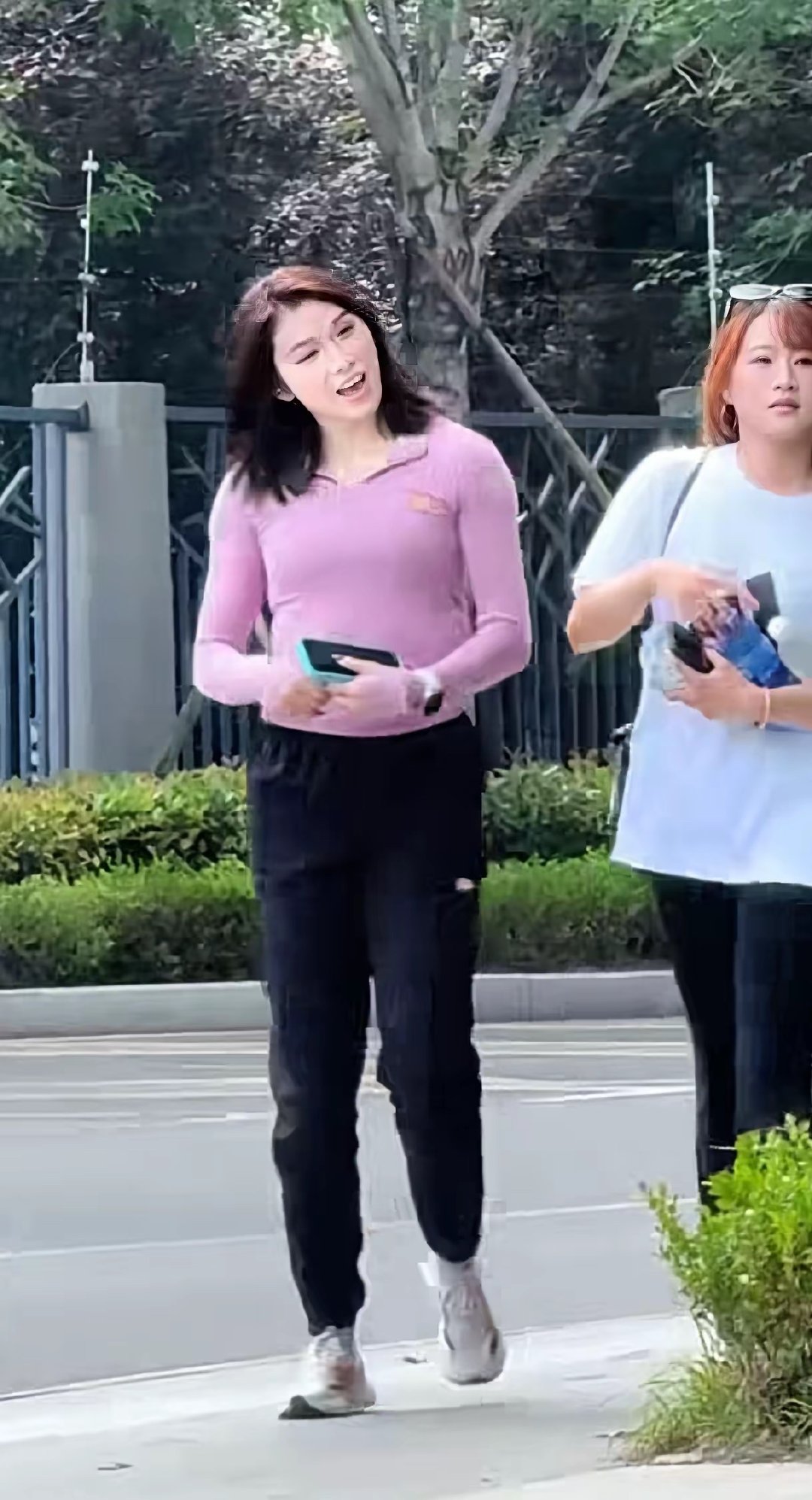 这腰比胯宽…虎背熊腰是说的这种吧！？吴艳妮皮肤好白，尤其是肩宽很明显，把外套完全撑起来了​