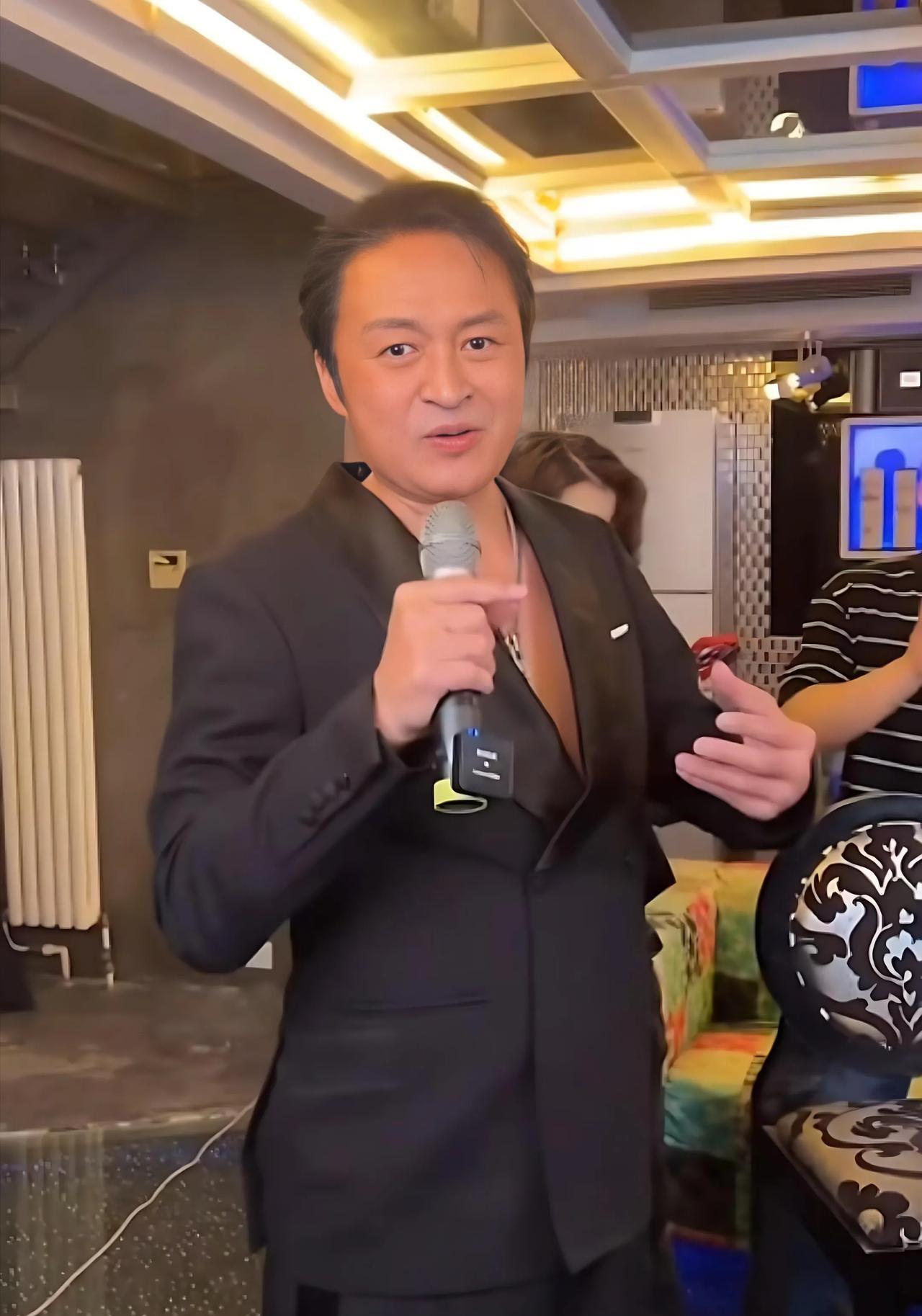这就是曾经帅过林志颖的马景涛63岁马景涛头发稀疏，面部油光满面，早已不是当年的