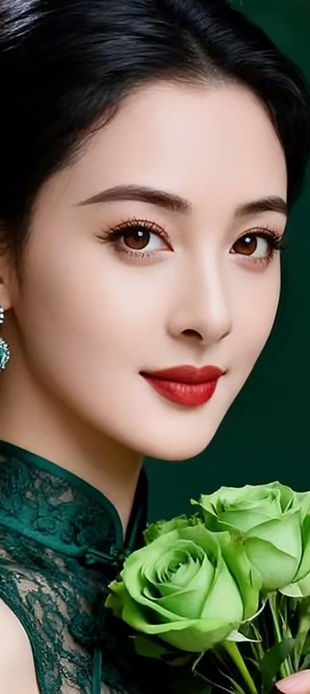 优雅绿衣美人，手捧玫瑰，气质如兰。