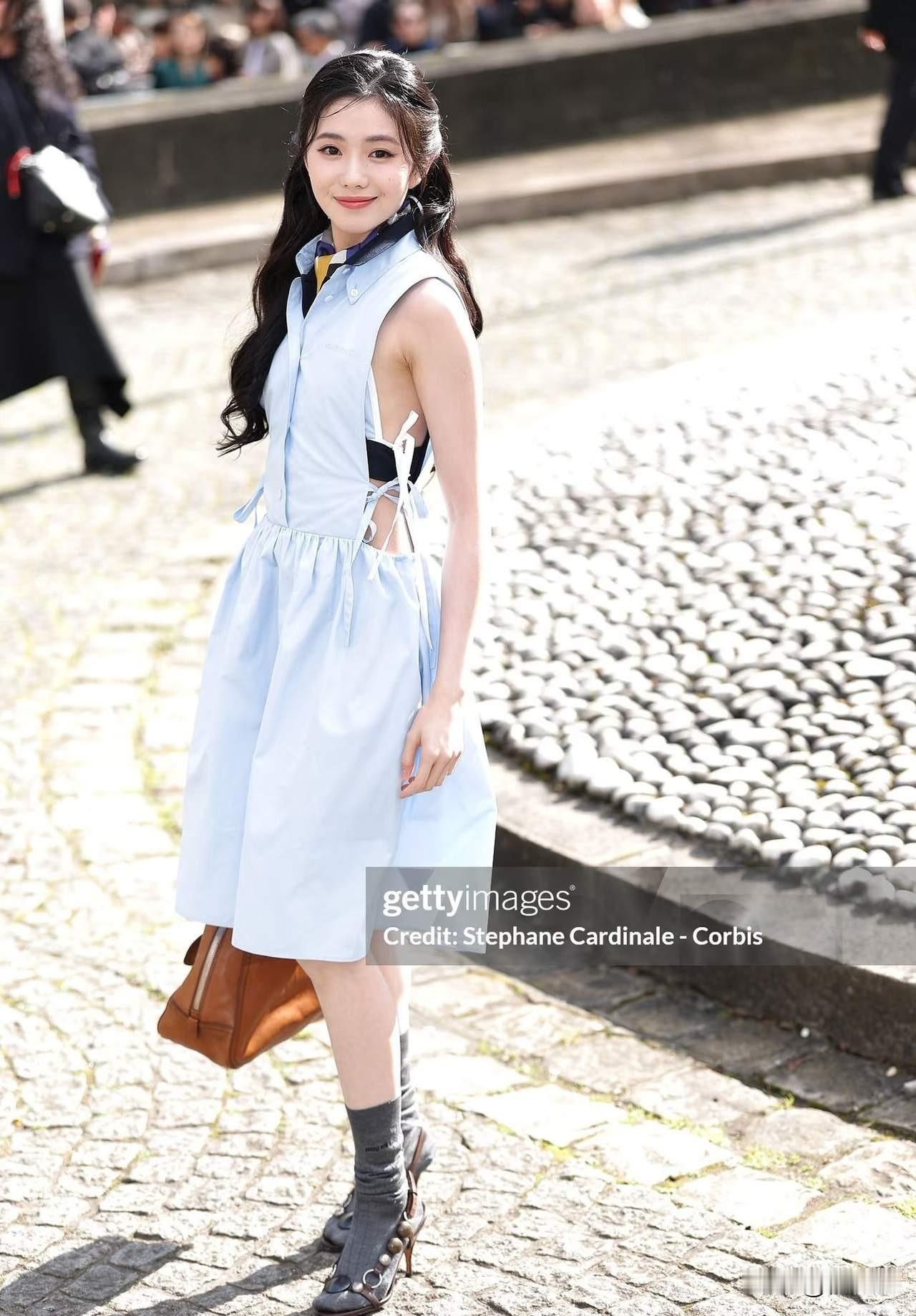 刘浩存和李庚希一起拼的裙子上的巴黎时装周款式设计一模一样，侧面看这腰间的设计繁