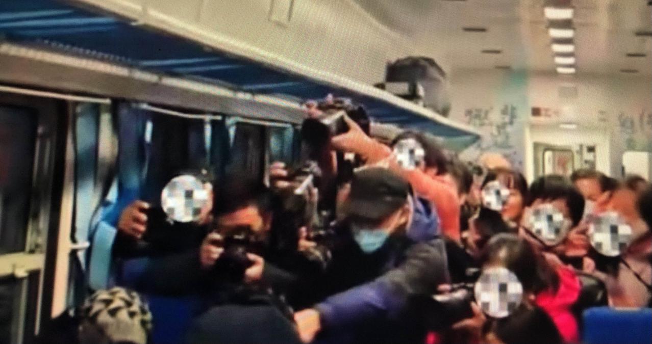 为了流量不择手段，丝毫顾及他人的尊严。近日,四川凉山的一列普通列车上，一群游客掏