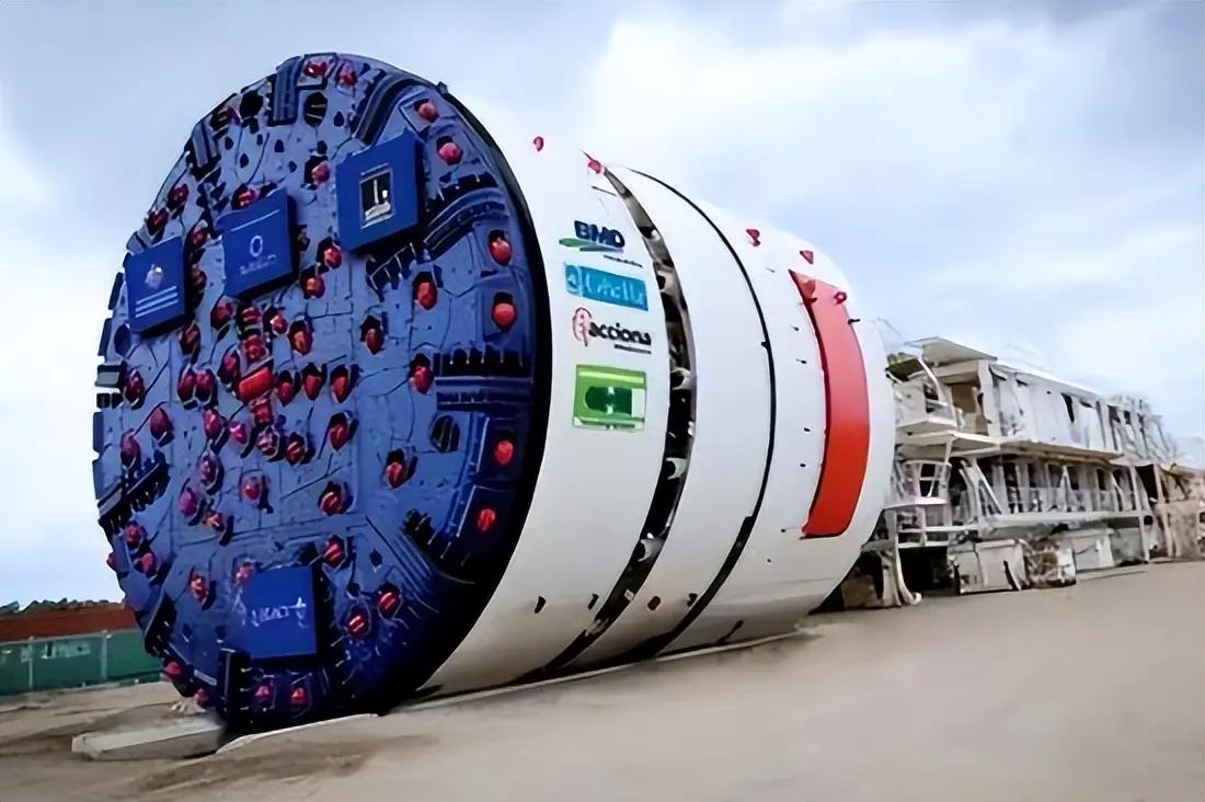 中方终于做出让步了！印度媒体一阵欢呼，两台盾构机从广州运抵孟买港。3月23日