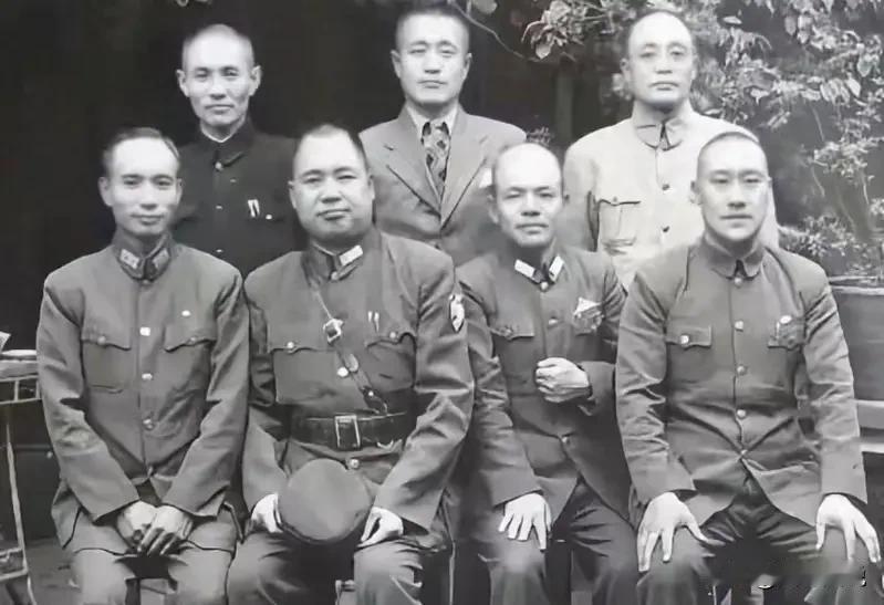 这张照片完美诠释出当时国民党内部的按资排辈，就算身为第五军军长的杜聿明也只能站在
