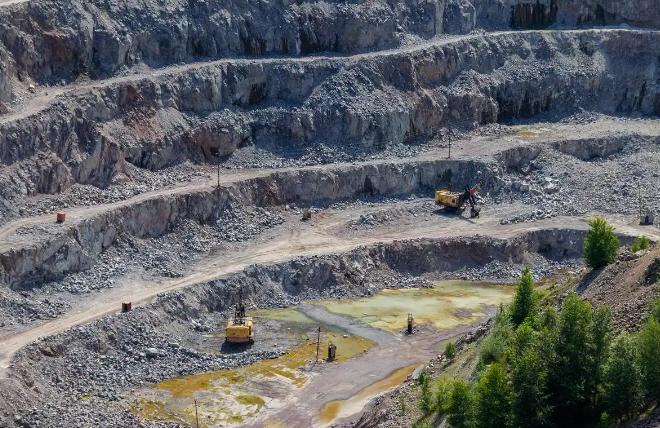 自从中国掌控稀土命脉后，有一个奇怪的现象：近年来许多国家发现巨量稀土资源，就连一