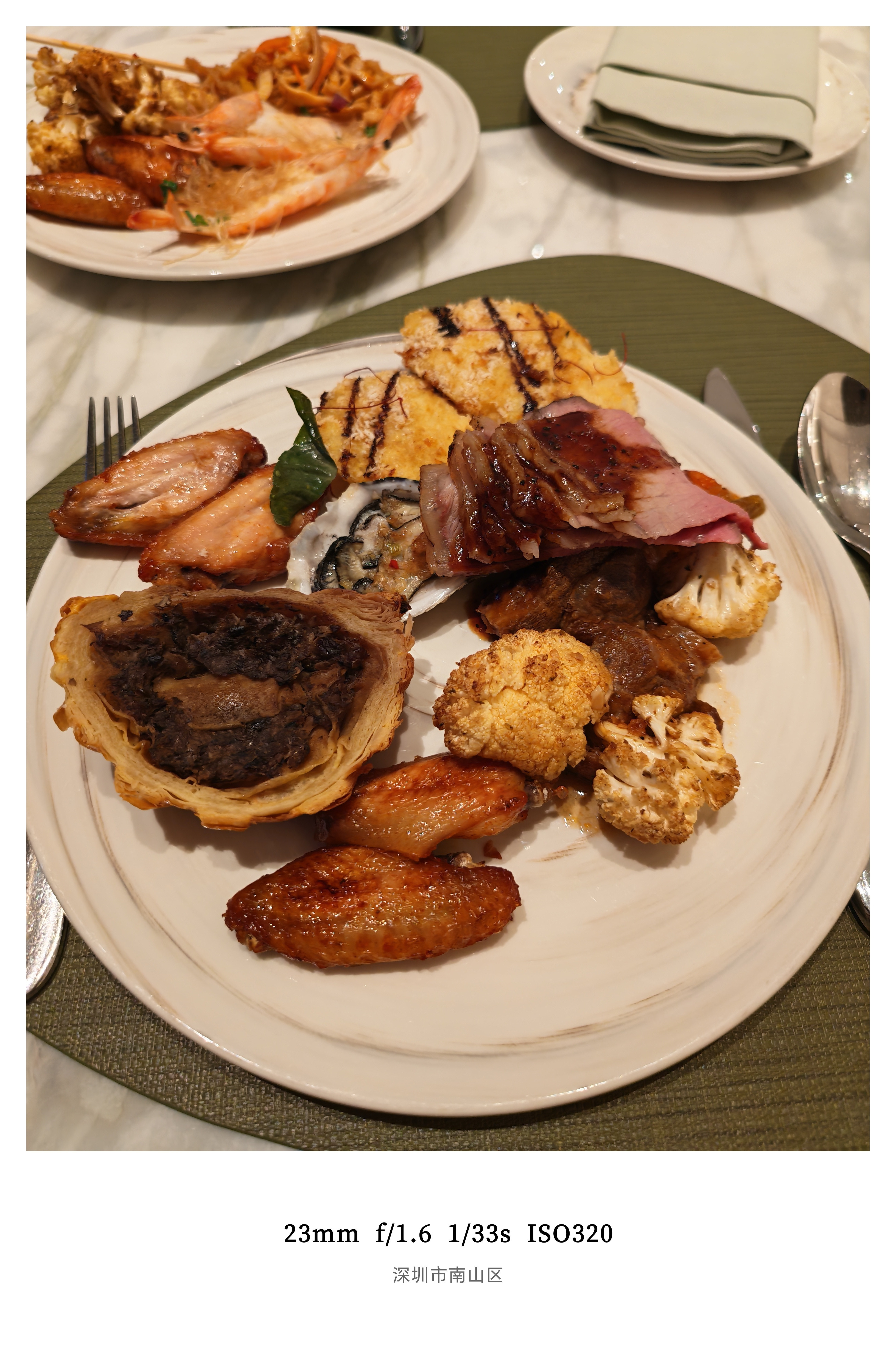 太太卷了这么好吃的自助餐这家伙居然忍住只吃三文鱼和干净碳水这看上去哪里像本命年的