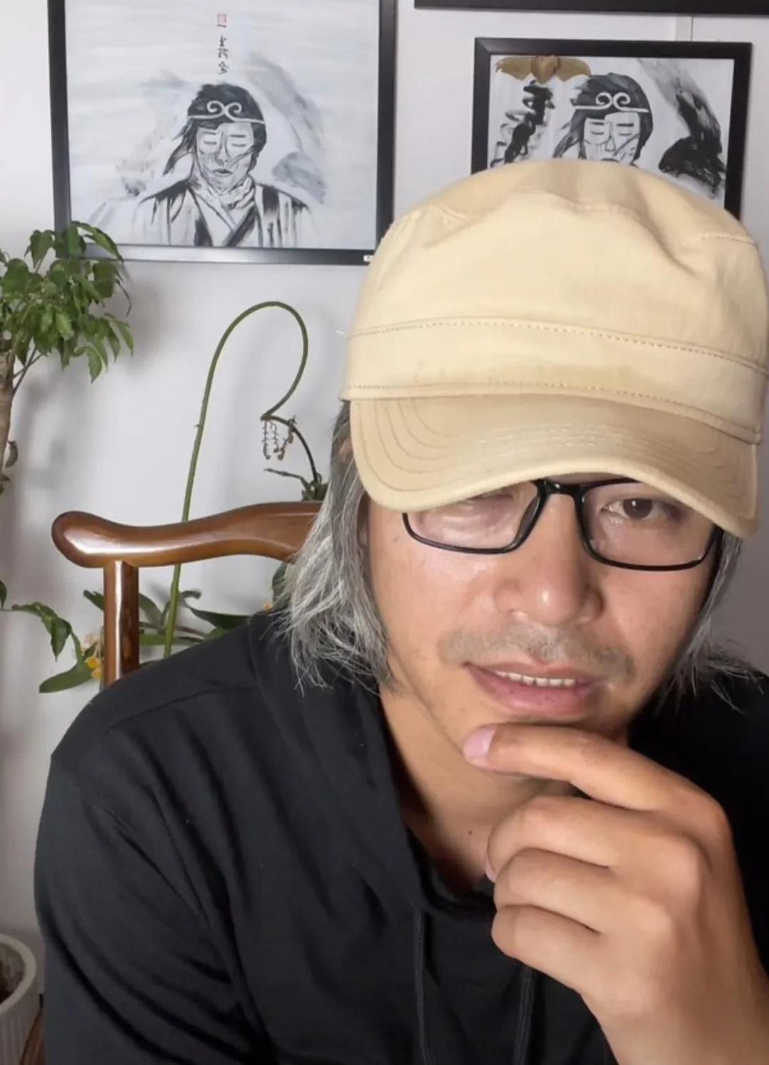 最近在自媒体上面模仿周星驰的人有好几个，从外观上看真的是很相像，可以说是难分真假