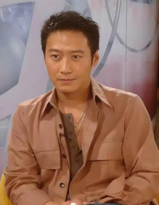 黎明的颜值其实也很普通这是他03年的样子。没有美颜和滤镜，看着十分普通。