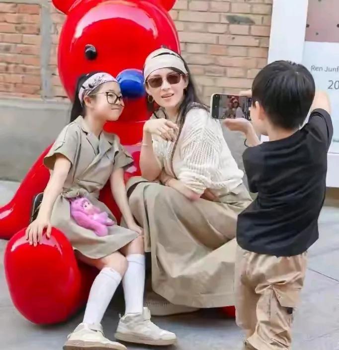 章子怡的醒醒，长得还是像汪峰多一些，笑起来还有甜甜小酒窝。儿子是俩人综合体，挺呆