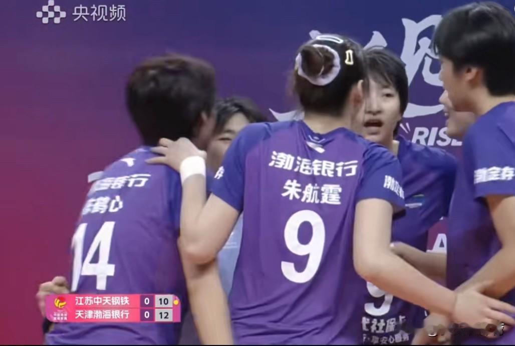 天津女排这群小将也不得了啊！给人一种眼前一亮的感觉，第一局竟然赢了全主力的江苏女
