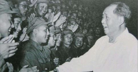 1973年，毛主席和许世友下棋，主席上来先走老将，许世友懵了，问道：您是不是走错