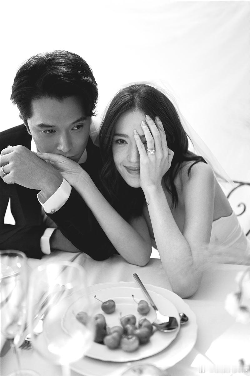 据台媒，邱泽与许玮甯下周举办婚礼，婚纱照曝光，好甜！