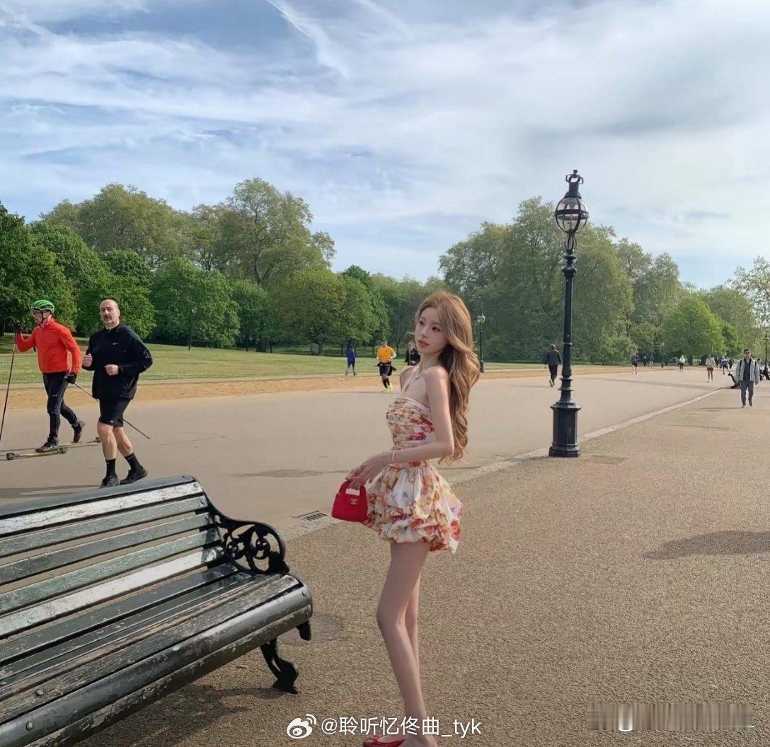 王思聪女朋友，国外晒美照。老外都忍不住看几眼。