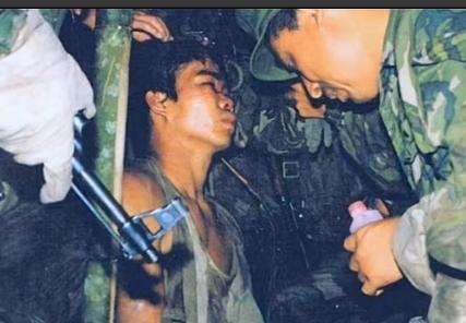 一等功臣孟宪伟，17岁深入敌军后方侦察敌情，被敌人匕首戳穿胸腔，忍住剧痛，黑暗中