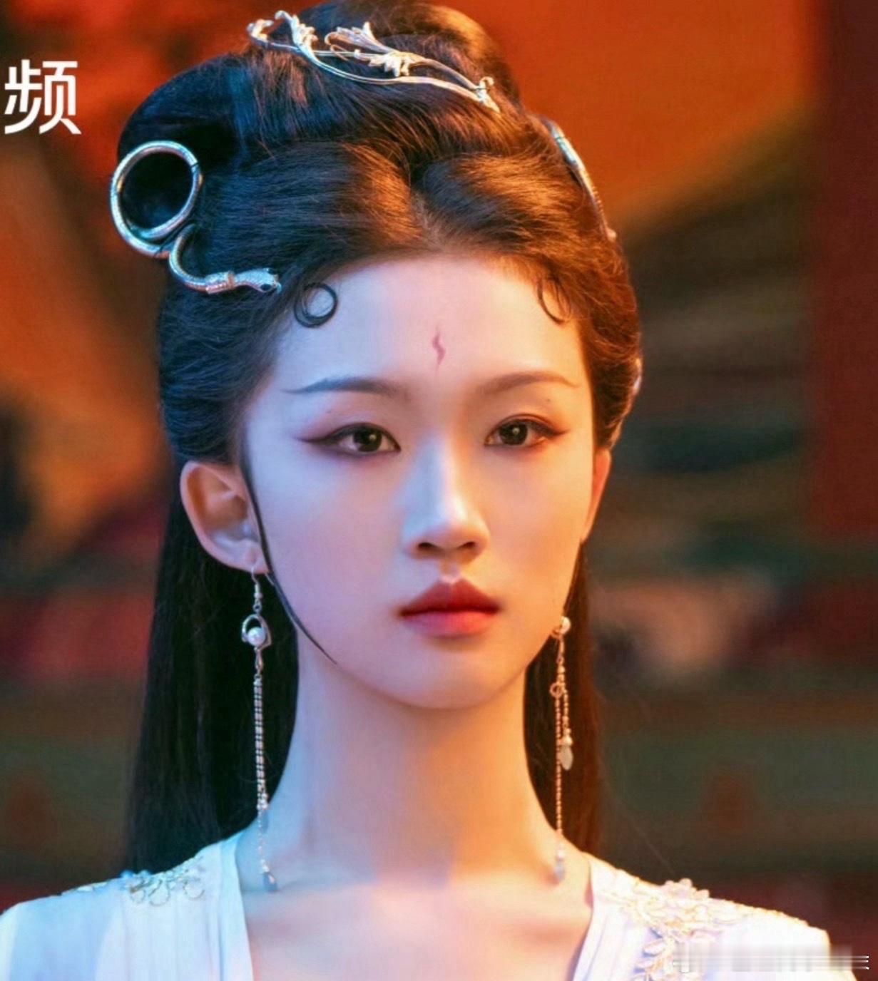 同样的蛇蛇妆造，王楚然这种粗糙的大五官就不如王佳怡这种细细的五官有古韵感。​​