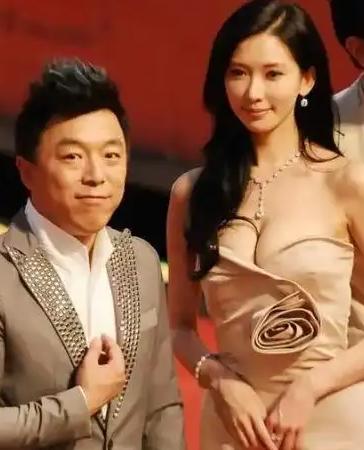 2016年，一次节目上，小S对黄渤说：“听说林志玲跟你拍吻戏，回家吐了一个月？”