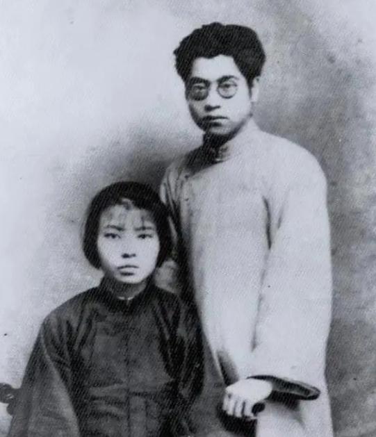 1949年，一女孩因交不起学费，悄悄从武大退学，毛主席得知后，当即特批：“他是夏