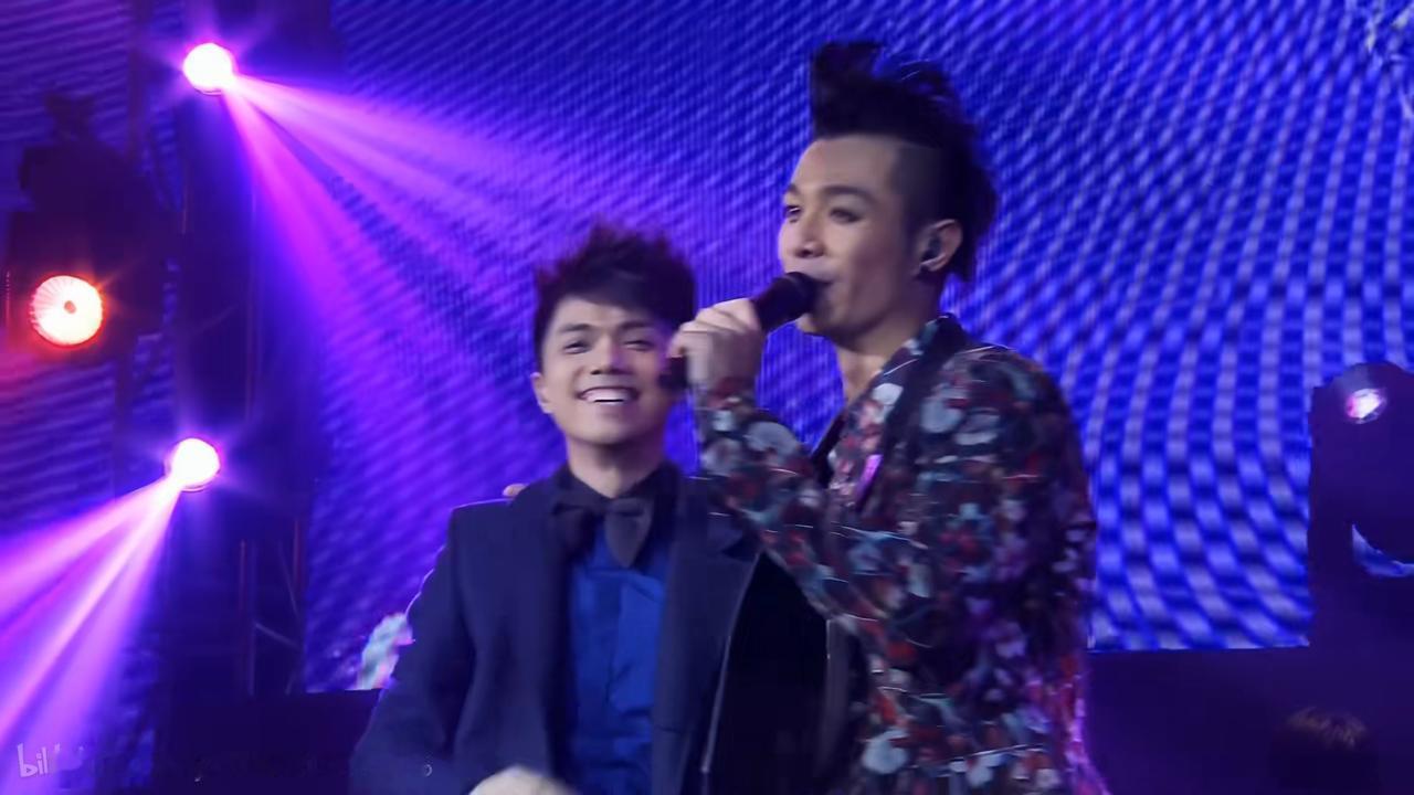 经常有人拿张敬轩和周柏豪相比，说都是道歉了，我觉得比不了。1.张敬轩是内地土生