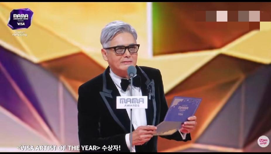 破防了！70岁周润发为权志龙颁奖，十年复刻名场面哭翻全网谁能想到2025年