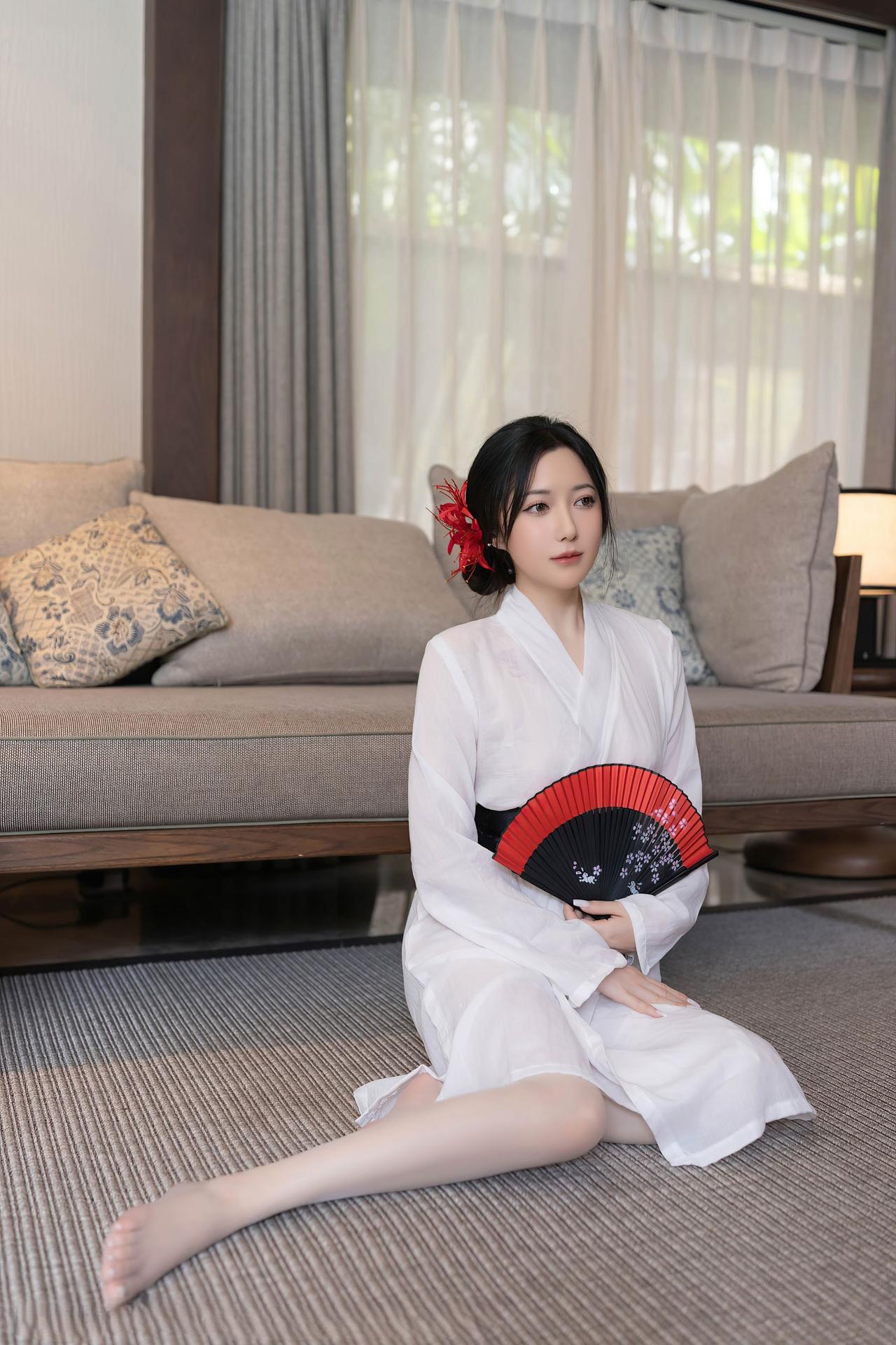晒图笔记大赛窗边的光裹着和服的柔，红扇垂在指尖时，是今日份的松弛和风感