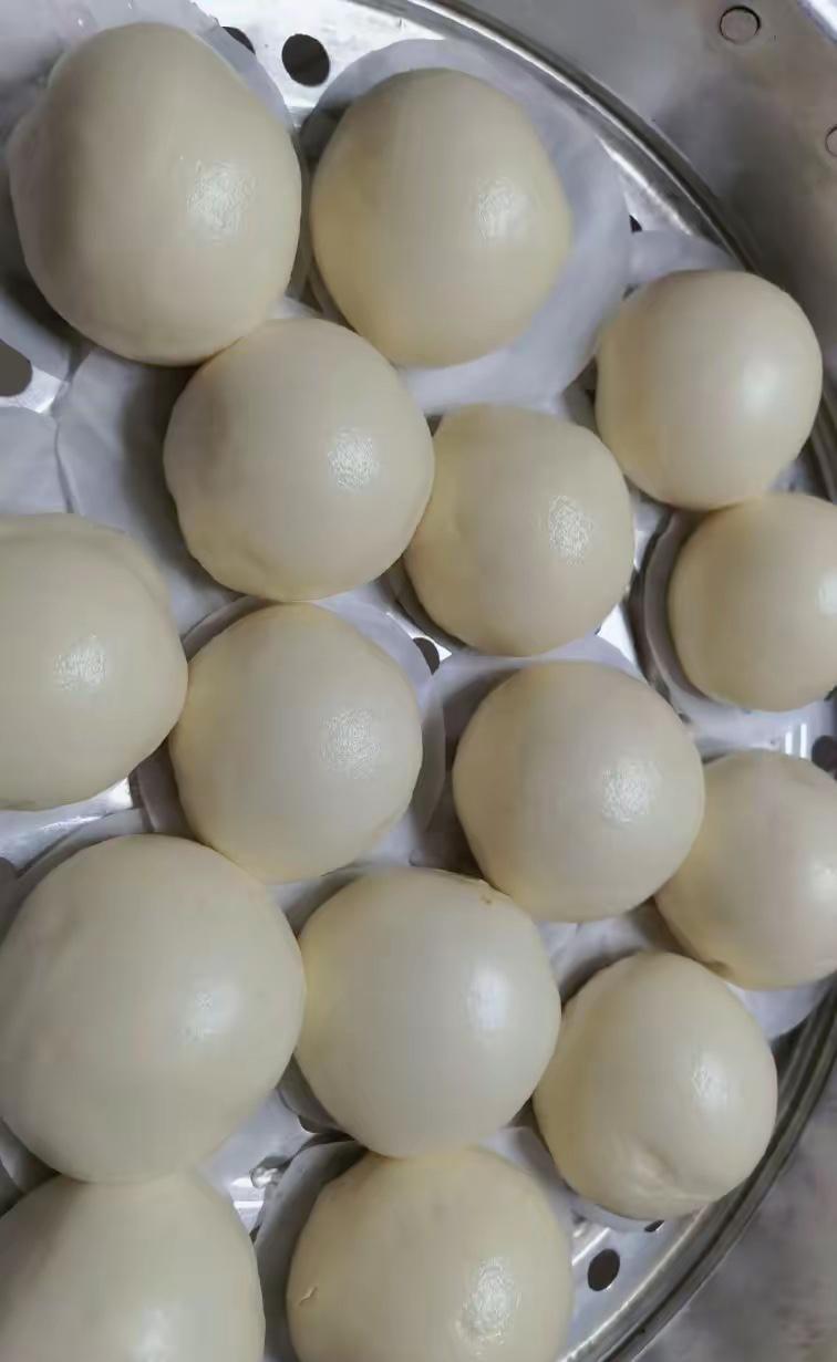 第一次学蒸馒头，按照视频里教的发面、揉面、醒发，蒸出来又白又圆，掰开里面层次分明