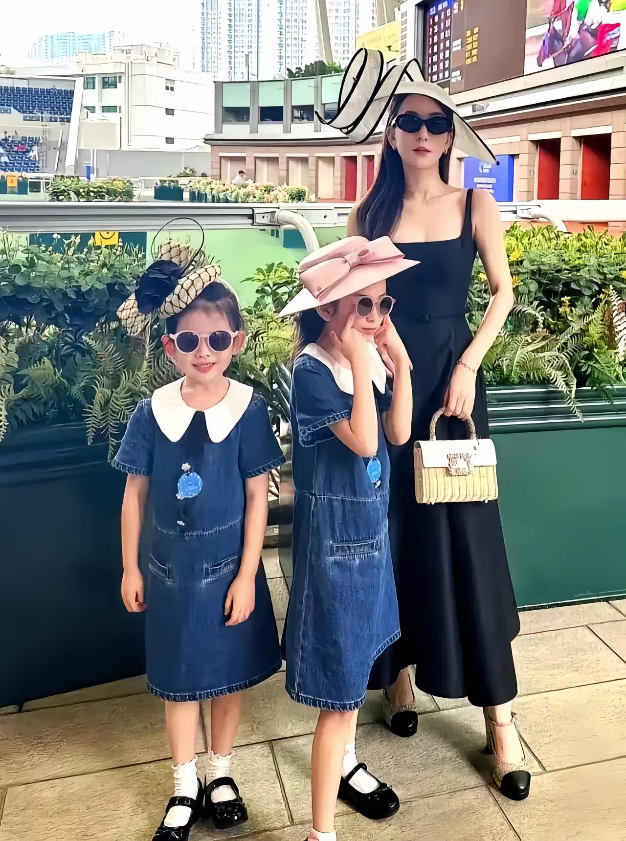 近日，郭富城携老婆孩子现身沙田马场，为他的爱驹助阵。娘仨打扮的漂漂亮亮的，戴