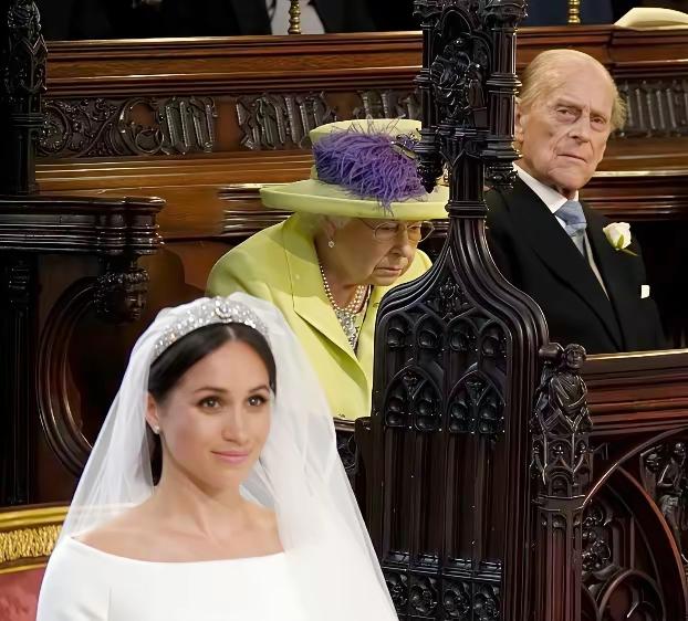 看这对夫妻的表情，就知他们对梅根，没有那么满意了！为何？因为女王和亲王，很清楚