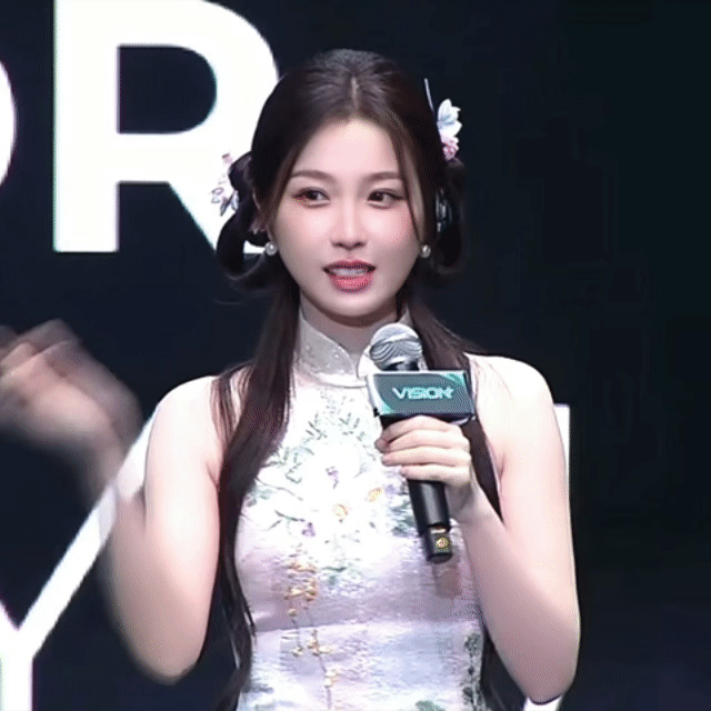 欣欣就是个精致的娃娃