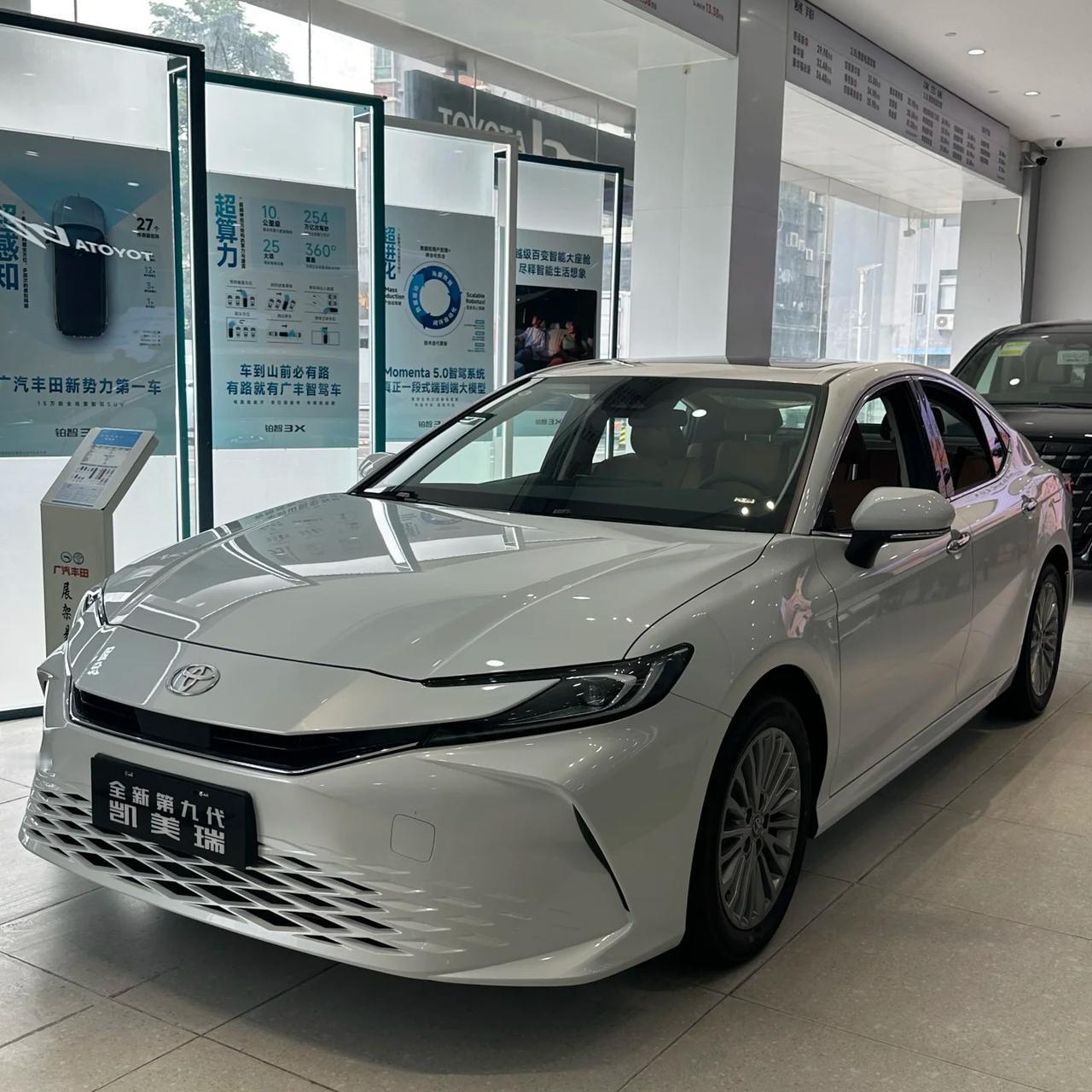 凯美瑞2.0豪华版是一台把“家用”二字写到骨子里的中型车。2024款官方指导价1