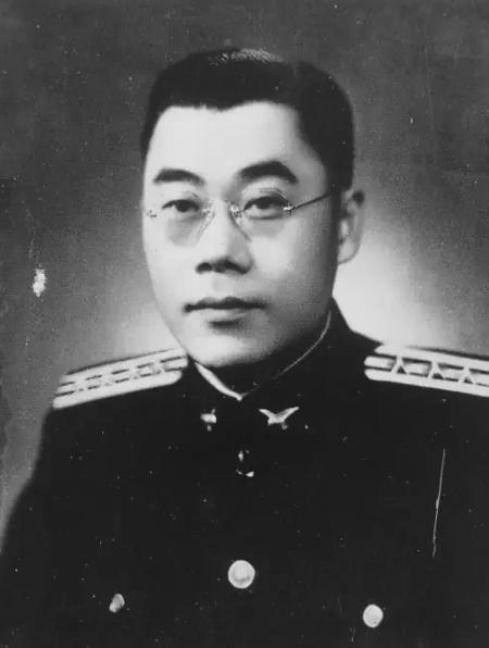 1948年11月，宣铁吾被免去淞沪警备司令。大特务唐纵、毛人凤趁机发难，威胁失去