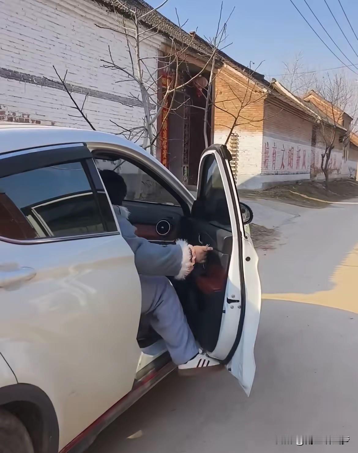 大衣哥女儿回娘家了这油头[捂脸哭]怎么也没个表情