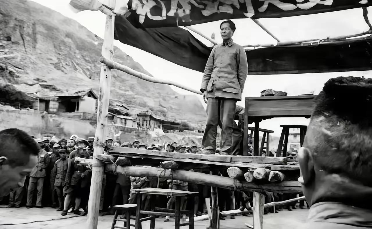 1937年的这张老照片，越看越让人热泪盈眶！毛主席站在木棍搭的简易台上演讲，长征